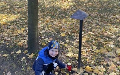 Znicz pamięci - wizyta Słoneczek na cmentarzu  (5)