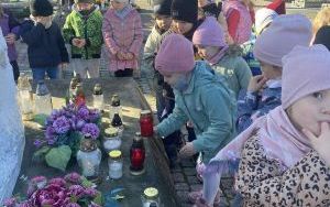 Znicz pamięci - wizyta Słoneczek na cmentarzu  (9)