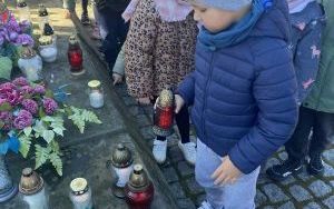 Znicz pamięci - wizyta Słoneczek na cmentarzu  (3)
