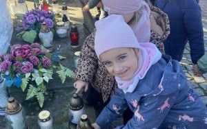 Znicz pamięci - wizyta Słoneczek na cmentarzu  (7)