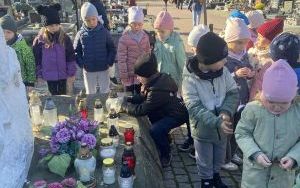 Znicz pamięci - wizyta Słoneczek na cmentarzu  (13)