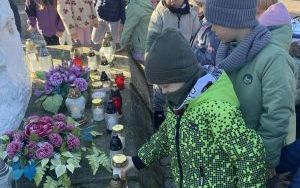 Znicz pamięci - wizyta Słoneczek na cmentarzu  (14)