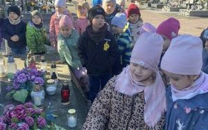 Znicz pamięci - wizyta Słoneczek na cmentarzu  (1)