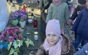 Znicz pamięci - wizyta Słoneczek na cmentarzu  (6)