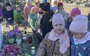 Znicz pamięci - wizyta Słoneczek na cmentarzu  (2)