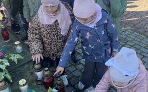 Znicz pamięci - wizyta Słoneczek na cmentarzu  (4)