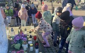 Znicz pamięci - wizyta Słoneczek na cmentarzu  (12)