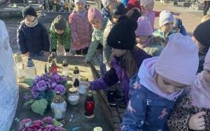 Znicz pamięci - wizyta Słoneczek na cmentarzu  (10)
