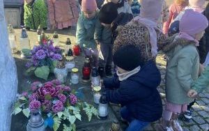 Znicz pamięci - wizyta Słoneczek na cmentarzu  (11)