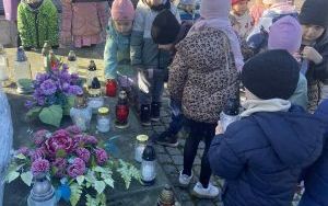 Znicz pamięci - wizyta Słoneczek na cmentarzu  (16)