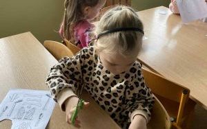 Słoneczka poznają jak człowiek jest zbudowany  (7)