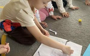 Słoneczka poznają jak człowiek jest zbudowany  (14)