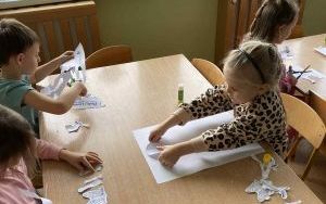 Słoneczka poznają jak człowiek jest zbudowany  (3)