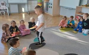 Dzień życzliwości w grupie Pszczółki  (4)