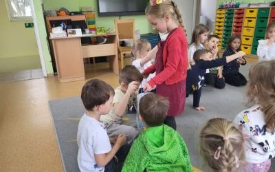 W czwartek swoje piąte urodziny obchodziła Kornelka. Uroczystość rozpoczęliśmy  złożeniem serdecznych życzeń. Następnie jubilatka zajęła miejsce na urodzinowym krzesełku i opowiedziała, jak chciałby spędzić ten wyjątkowy dzień oraz otrzymała prezent. Najw