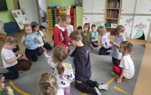 W czwartek swoje piąte urodziny obchodziła Kornelka. Uroczystość rozpoczęliśmy  złożeniem serdecznych życzeń. Następnie jubilatka zajęła miejsce na urodzinowym krzesełku i opowiedziała, jak chciałby spędzić ten wyjątkowy dzień oraz otrzymała prezent. Najw
