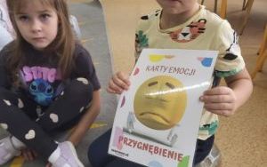Słoneczka poznają i nazywają emocje w codziennym życiu (9)
