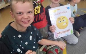Słoneczka poznają i nazywają emocje w codziennym życiu (8)
