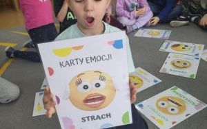 Słoneczka poznają i nazywają emocje w codziennym życiu (10)