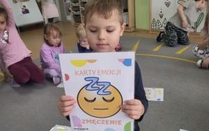 Słoneczka poznają i nazywają emocje w codziennym życiu (1)