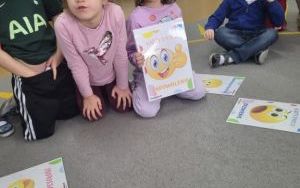 Słoneczka poznają i nazywają emocje w codziennym życiu (8)