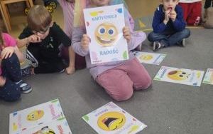 Słoneczka poznają i nazywają emocje w codziennym życiu (3)
