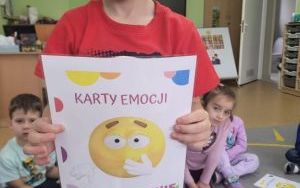 Słoneczka poznają i nazywają emocje w codziennym życiu (4)