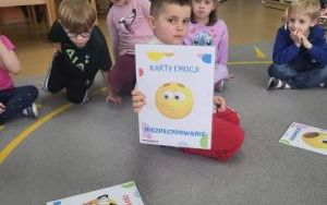 Słoneczka poznają i nazywają emocje w codziennym życiu (5)