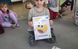 Słoneczka poznają i nazywają emocje w codziennym życiu (7)
