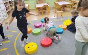 Słoneczka poznają i nazywają emocje w codziennym życiu (5)