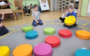 Słoneczka poznają i nazywają emocje w codziennym życiu (2)