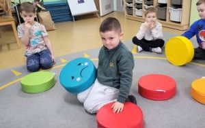 Słoneczka poznają i nazywają emocje w codziennym życiu (3)
