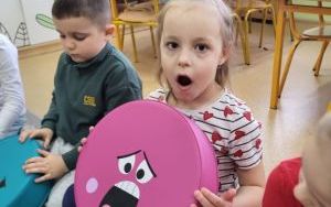 Słoneczka poznają i nazywają emocje w codziennym życiu (4)
