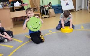 Słoneczka poznają i nazywają emocje w codziennym życiu (1)