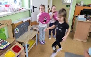 Słoneczka poznają i nazywają emocje w codziennym życiu (6)