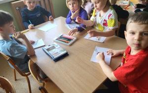 Słoneczka słuchają i tworzą muzykę (3)