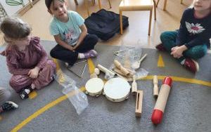 Słoneczka słuchają i tworzą muzykę