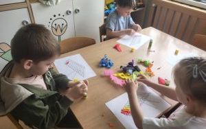 Słoneczka słuchają i tworzą muzykę (9)