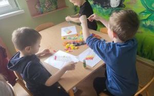 Słoneczka słuchają i tworzą muzykę (8)