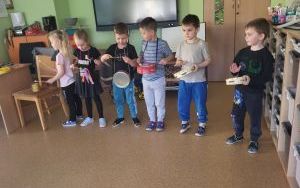 Słoneczka słuchają i tworzą muzykę (1)