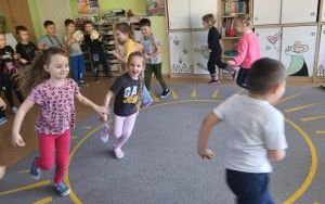 Słoneczka słuchają i tworzą muzykę (2)