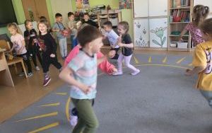 Słoneczka słuchają i tworzą muzykę (3)