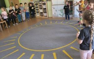 Słoneczka słuchają i tworzą muzykę (4)