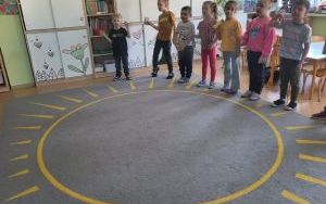 Słoneczka słuchają i tworzą muzykę (5)