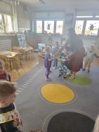 Krasnale żegnają zimę i witają wiosnę (4)
