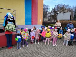 Krasnale żegnają zimę i witają wiosnę (2)