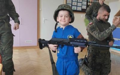 Żołnierze z wizytą u Smerfów i Słoneczek (7)