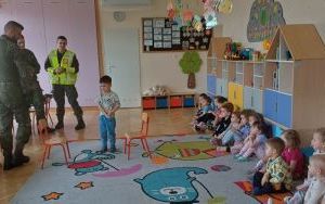 Żołnierze z wizytą u Smerfów i Słoneczek  (2)