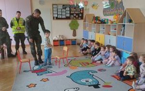 Żołnierze z wizytą u Smerfów i Słoneczek  (4)