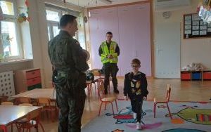 Żołnierze z wizytą u Smerfów i Słoneczek  (7)